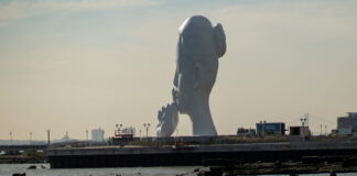 ESCULTURA GIGANTE SILENCIA BARCOS EN NUEVA YORK