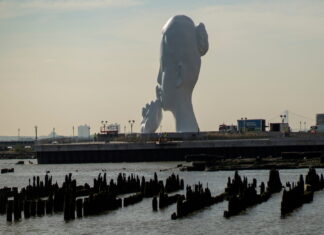 ESCULTURA GIGANTE SILENCIA BARCOS EN NUEVA YORK