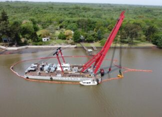 REFLOTAN EL BARCO HUNDIDO EN EL PUERTO DE LA PLATA: POR QUÉ ESTABA EN JUEGO EL ABASTECIMIENTO DE COMBUSTIBLES EN TODO EL PAÍS