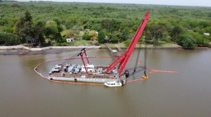 REFLOTAN EL BARCO HUNDIDO EN EL PUERTO DE LA PLATA: POR QUÉ ESTABA EN JUEGO EL ABASTECIMIENTO DE COMBUSTIBLES EN TODO EL PAÍS