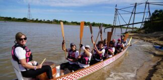 UN “BOTE DRAGÓN” REMA CONTRA EL CÁNCER DE MAMA EN LA LAGUNA SETÚBAL