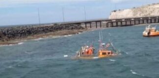 COMODORO RIVADAVIA: EL VIENTO HUNDIÓ DOS BARCOS Y PREFECTURA CERRÓ EL PUERTO