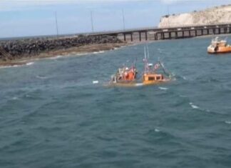 COMODORO RIVADAVIA: EL VIENTO HUNDIÓ DOS BARCOS Y PREFECTURA CERRÓ EL PUERTO