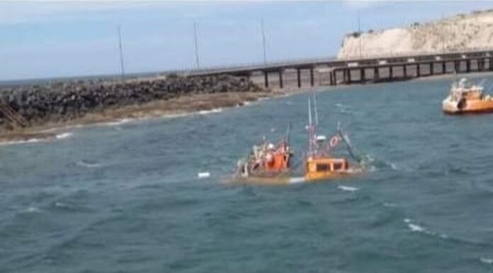 COMODORO RIVADAVIA: EL VIENTO HUNDIÓ DOS BARCOS Y PREFECTURA CERRÓ EL PUERTO