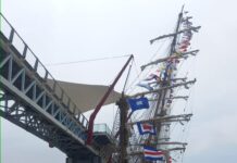 VIDEO – LA FRAGATA “CISNE BRANCO” DE BRASIL CHOCÓ CON UN PUENTE EN ECUADOR Y HUNDIÓ A UN REMOLCADOR