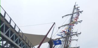 VIDEO – LA FRAGATA “CISNE BRANCO” DE BRASIL CHOCÓ CON UN PUENTE EN ECUADOR Y HUNDIÓ A UN REMOLCADOR