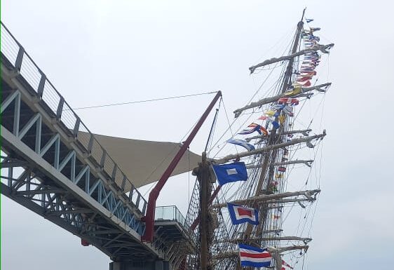 VIDEO – LA FRAGATA “CISNE BRANCO” DE BRASIL CHOCÓ CON UN PUENTE EN ECUADOR Y HUNDIÓ A UN REMOLCADOR