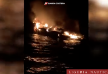 VIDEO- UN INCENDIO DESTRUYE UN SUPERYATE EN UNA DE LAS COSTAS DE ITALIA
