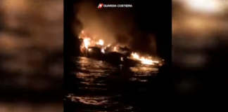 VIDEO- UN INCENDIO DESTRUYE UN SUPERYATE EN UNA DE LAS COSTAS DE ITALIA
