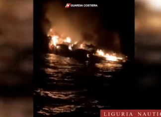 VIDEO- UN INCENDIO DESTRUYE UN SUPERYATE EN UNA DE LAS COSTAS DE ITALIA
