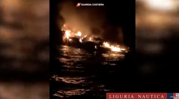 VIDEO- UN INCENDIO DESTRUYE UN SUPERYATE EN UNA DE LAS COSTAS DE ITALIA