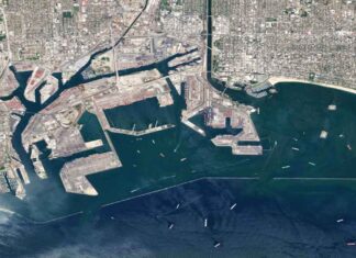 DECENAS DE BARCOS ATASCADOS FUERON CAPTADOS DESDE UN SATÉLITE