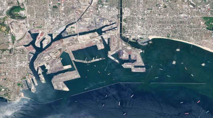 DECENAS DE BARCOS ATASCADOS FUERON CAPTADOS DESDE UN SATÉLITE