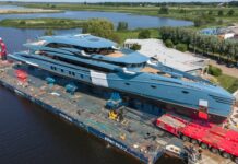 VIDEO – ASÍ TRASLADAN UN MEGAYACHTS DE CASI 60 M POR LOS CANALES DE HOLANDA CON DESTINO AL MAR
