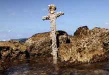 ISRAEL: HALLARON UNA ESPADA DE LA ÉPOCA DE LAS CRUZADAS EN EL FONDO DEL MAR