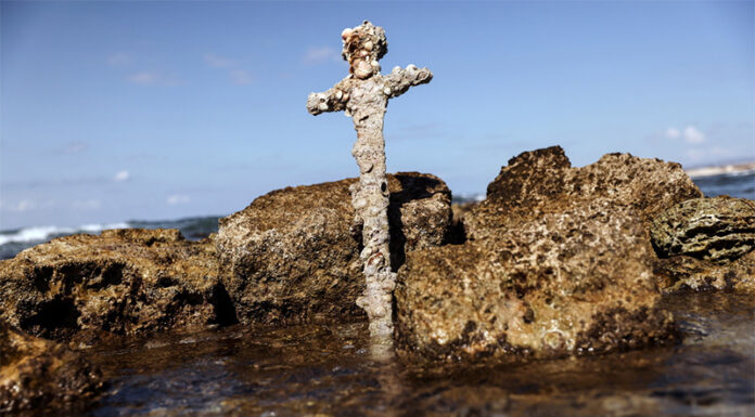 ISRAEL: HALLARON UNA ESPADA DE LA ÉPOCA DE LAS CRUZADAS EN EL FONDO DEL MAR