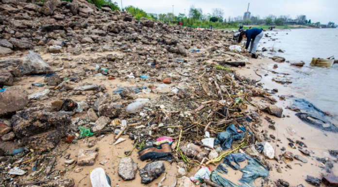 LA CONTAMINACIÓN POR PLÁSTICO ACECHA AL RÍO PARANÁ