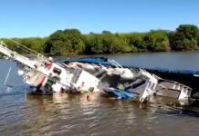 VIDEO – SE HUNDIÓ UN BARCO REMOLCADOR TRAS CHOQUE CON UN BUQUE TANQUE EN EL PUERTO DE LA PLATA