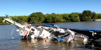 VIDEO – SE HUNDIÓ UN BARCO REMOLCADOR TRAS CHOQUE CON UN BUQUE TANQUE EN EL PUERTO DE LA PLATA