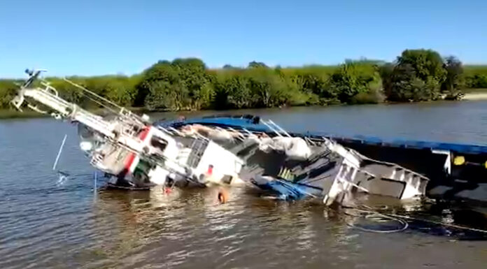 VIDEO – SE HUNDIÓ UN BARCO REMOLCADOR TRAS CHOQUE CON UN BUQUE TANQUE EN EL PUERTO DE LA PLATA