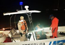 POSADAS – RESCATAN A DOS HOMBRES LUEGO DE QUE SU EMBARCACIÓN DIO VUELTA DE CAMPANA EN MEDIO DE UN TEMPORAL EN EL PARANÁ