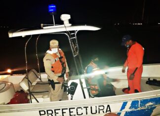 POSADAS – RESCATAN A DOS HOMBRES LUEGO DE QUE SU EMBARCACIÓN DIO VUELTA DE CAMPANA EN MEDIO DE UN TEMPORAL EN EL PARANÁ