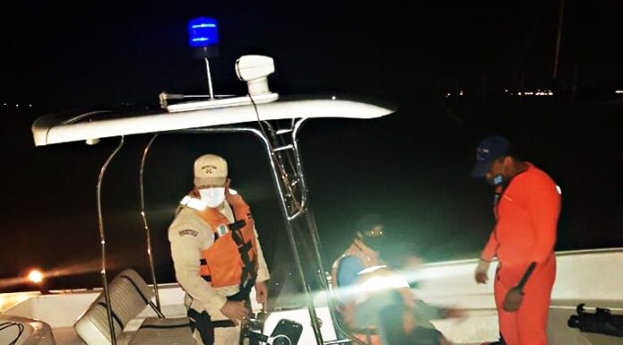 POSADAS – RESCATAN A DOS HOMBRES LUEGO DE QUE SU EMBARCACIÓN DIO VUELTA DE CAMPANA EN MEDIO DE UN TEMPORAL EN EL PARANÁ