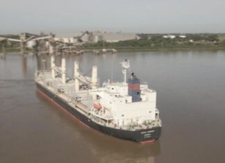 UN BARCO CON 25.000 TONELADAS DE HARINA DE SOJA QUEDÓ VARADO EN EL PARANÁ