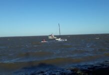 VIDEO – EL RESCATE Y HUNDIMIENTO DEL VELERO BYE BYE QUE NAUFRAGÓ EN OLIVOS