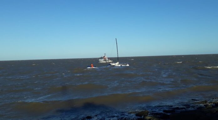 VIDEO – EL RESCATE Y HUNDIMIENTO DEL VELERO BYE BYE QUE NAUFRAGÓ EN OLIVOS