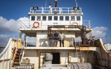 RESISTIR EN UN BARCO ABANDONADO DURANTE OCHO MESES
