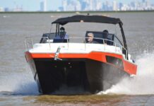 HOY EN ESLORAS PRESENTAMOS EL RENOVADO CATAMARÁN CAT 700 OPEN DE NAUTIGLASS