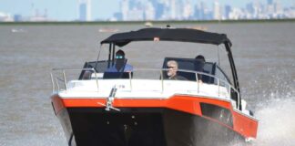 HOY EN ESLORAS PRESENTAMOS EL RENOVADO CATAMARÁN CAT 700 OPEN DE NAUTIGLASS