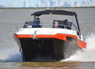 HOY EN ESLORAS PRESENTAMOS EL RENOVADO CATAMARÁN CAT 700 OPEN DE NAUTIGLASS