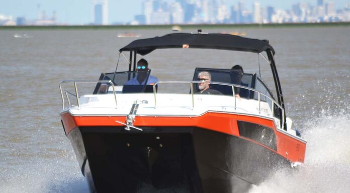 HOY EN ESLORAS PRESENTAMOS EL RENOVADO CATAMARÁN CAT 700 OPEN DE NAUTIGLASS