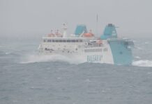 ESPAÑA – ASÍ CRUZAN EL ESTRECHO DE GIBRALTAR LOS BARCOS, LUCHANDO CONTRA EL LEVANTE