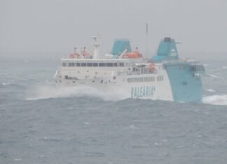 ESPAÑA – ASÍ CRUZAN EL ESTRECHO DE GIBRALTAR LOS BARCOS, LUCHANDO CONTRA EL LEVANTE