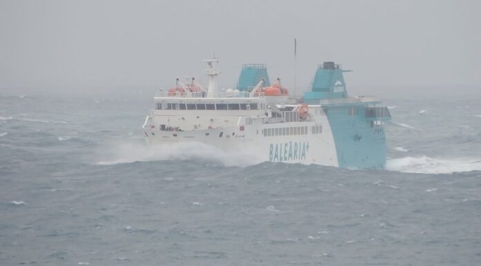 ESPAÑA – ASÍ CRUZAN EL ESTRECHO DE GIBRALTAR LOS BARCOS, LUCHANDO CONTRA EL LEVANTE