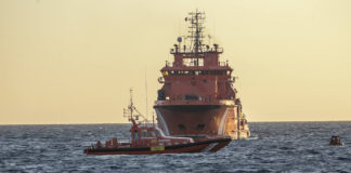 ESPAÑA – EL NAUFRAGIO DE UN BARCO TURÍSTICO OBLIGA A RESCATAR A 33 PERSONAS EN CARTAGENA