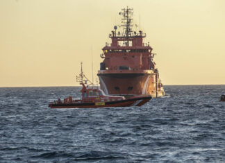 ESPAÑA – EL NAUFRAGIO DE UN BARCO TURÍSTICO OBLIGA A RESCATAR A 33 PERSONAS EN CARTAGENA