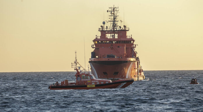ESPAÑA – EL NAUFRAGIO DE UN BARCO TURÍSTICO OBLIGA A RESCATAR A 33 PERSONAS EN CARTAGENA