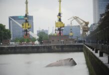 EL MISTERIOSO BARCO HUNDIDO QUE APARECE EN UN DIQUE DE PUERTO MADERO CUANDO BAJA LA MAREA