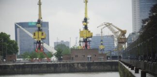 EL MISTERIOSO BARCO HUNDIDO QUE APARECE EN UN DIQUE DE PUERTO MADERO CUANDO BAJA LA MAREA