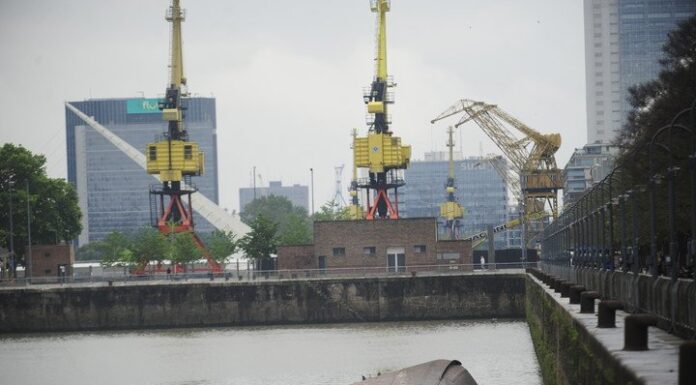 EL MISTERIOSO BARCO HUNDIDO QUE APARECE EN UN DIQUE DE PUERTO MADERO CUANDO BAJA LA MAREA