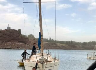 NEUQUÉN – BUZOS DE SAN ANTONIO REALIZARON EL PROCEDIMIENTO PARA EMERGER UN VELERO DESDE EL FONDO DEL LAGO RAMOS MEXÍA