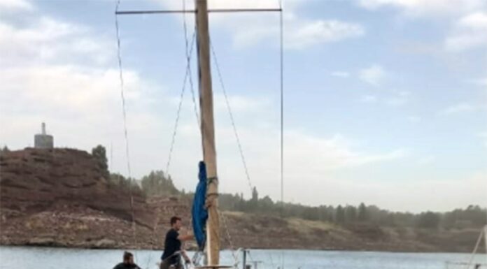 NEUQUÉN – BUZOS DE SAN ANTONIO REALIZARON EL PROCEDIMIENTO PARA EMERGER UN VELERO DESDE EL FONDO DEL LAGO RAMOS MEXÍA