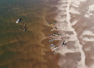 ARENA, FLAMENCOS Y DEPORTES AÉREOS, LOS ENCANTOS DE UNA ISLA POCO CONCURRIDA EN CORRIENTES