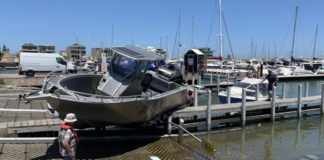 AUSTRALIA – BARCO FUERA DE CONTROL VUELA Y ATERRIZA EN UN MUELLE (VIDEO)