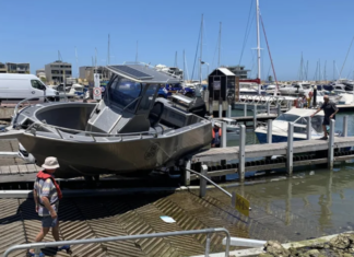 AUSTRALIA – BARCO FUERA DE CONTROL VUELA Y ATERRIZA EN UN MUELLE (VIDEO)