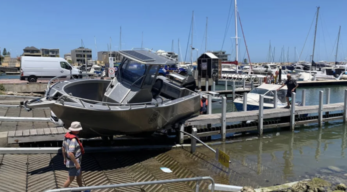 AUSTRALIA – BARCO FUERA DE CONTROL VUELA Y ATERRIZA EN UN MUELLE (VIDEO)